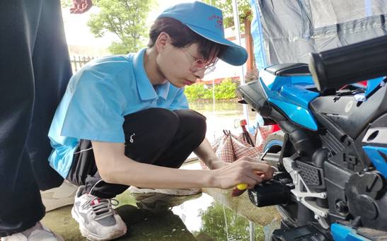 6月19日 柴桑区兰桥村 服务点正在维修村民送来的儿童电动车